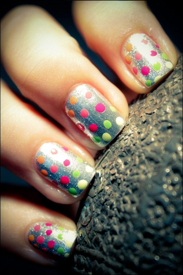 deco-ongles-idee-ete--base-argent-pois