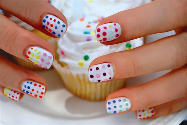 deco-ongles-idee-ete--base-blanche-pois-multicolores
