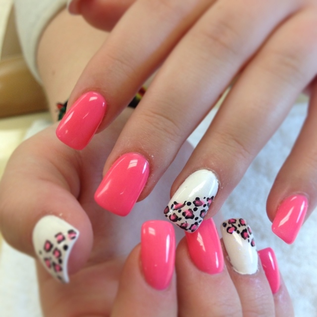 deco-ongles-idee-ete-base-blanche-rose-motif-leopard