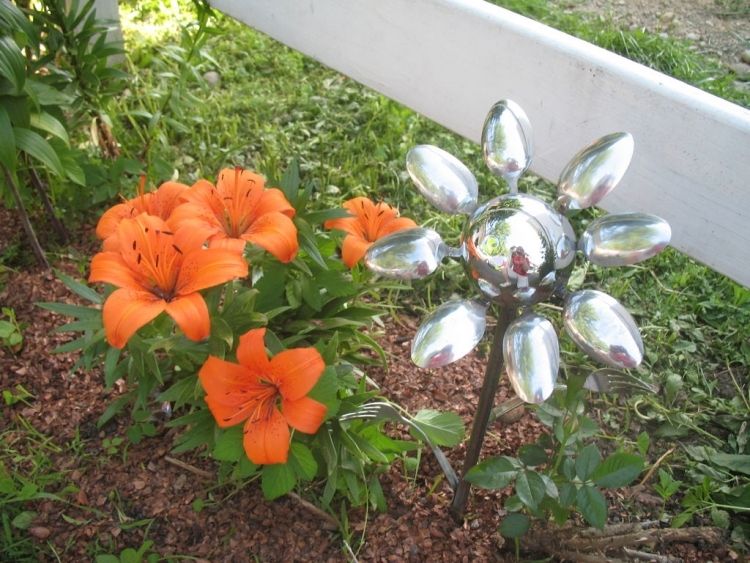 décoration de jardin fleurs-DIY-cuilleres-boules-metal