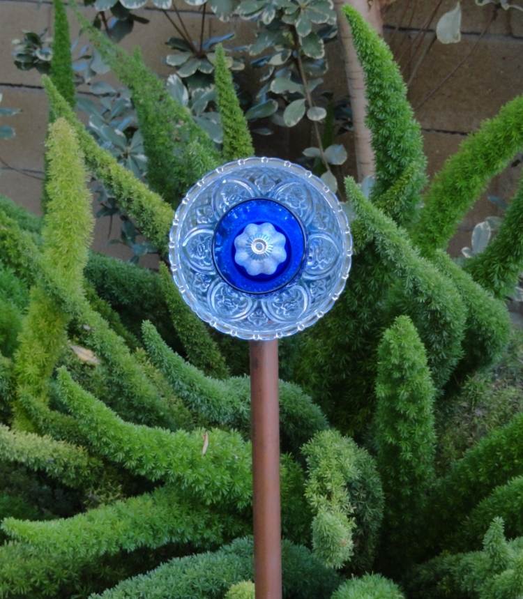 decoration-de-jardin-fleurs-DIY-verre-bleu