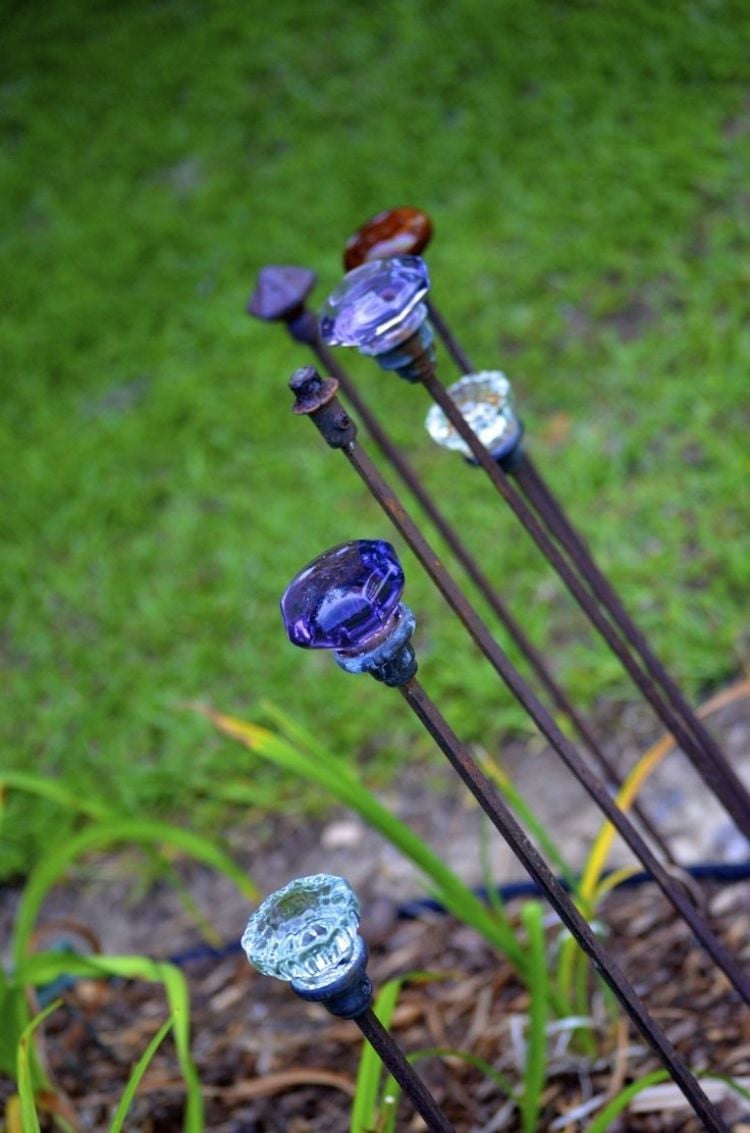 decoration-de-jardin-fleurs-bleue-tige-metal-verre-bleu