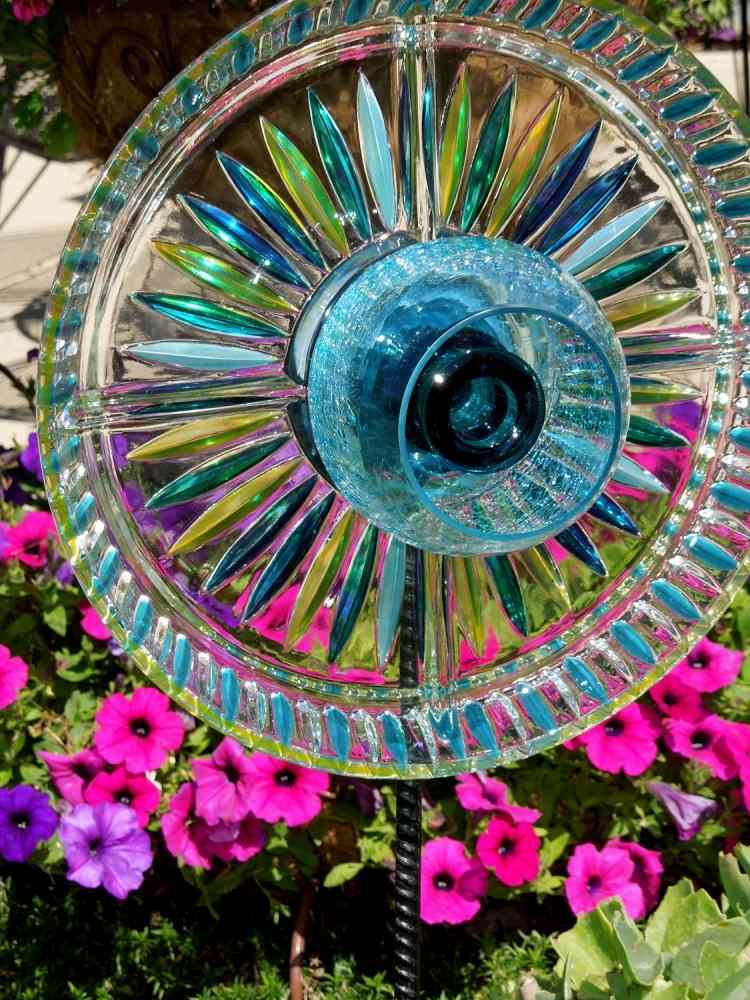 decoration-de-jardin-fleurs-diy-verre-multicolore