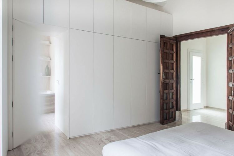 decoration-interieur-blanche-chambre-coucher-armoire-intégrée décoration intérieur
