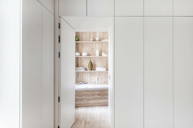 decoration-interieur-blanche-revêtement-sol-mural-aspect-bois-clair-armoire