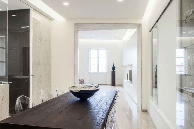 decoration-interieur-blanche-salle-manger-table-bois-sombre-chaises-transparentes