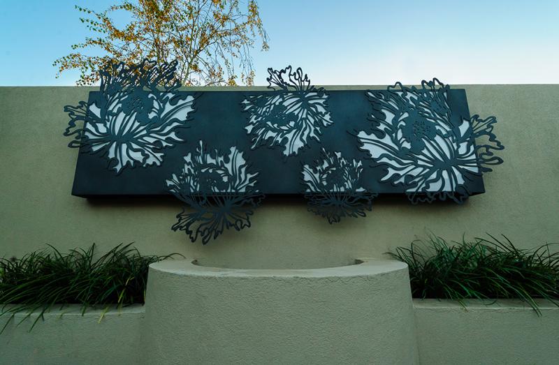 decoration-jardin-clôture-jardin-béton-panneau-métal-motifs-floraux