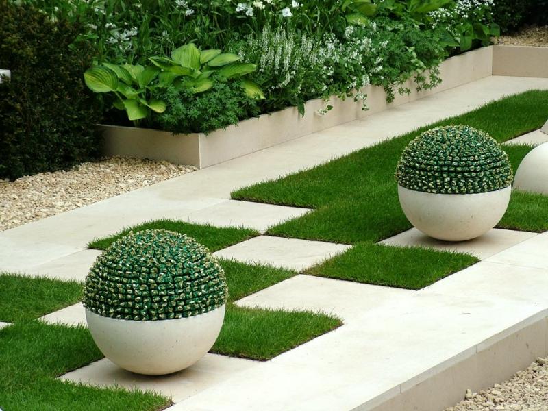 decoration-jardin-jardinières-design-blanches-jardin-gazon-carreaux