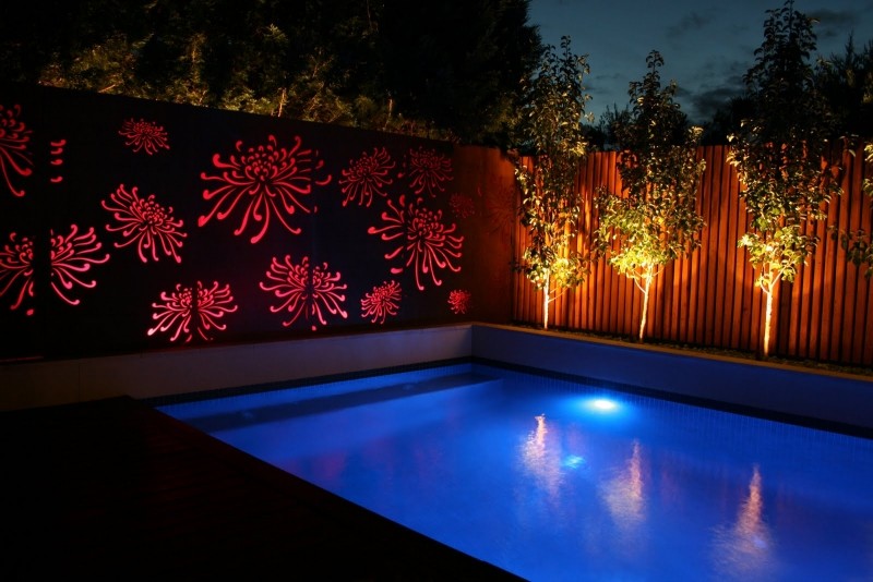decoration-jardin-panneaux-piscine-motifs-floraux-éclairage-led