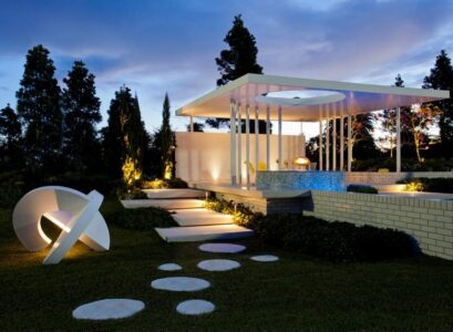 decoration-jardin-pergola-sculpture-blanche-pas-japonais