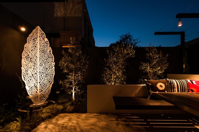decoration-jardin-sculpture-feuille-acier-corten-lumineux décoration jardin