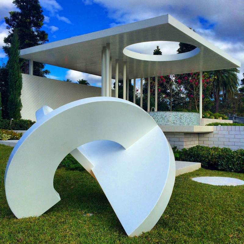 decoration-jardin-sculpture-moderne-blanche-abstraite décoration jardin