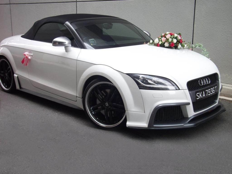 decoration-voiture-mariage-Audi-cabriolet-bouquet-roses-rouge-blanc