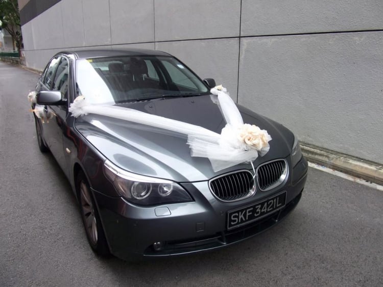 decoration-voiture-mariage-BMW-bouquet-roses-rubans-organza