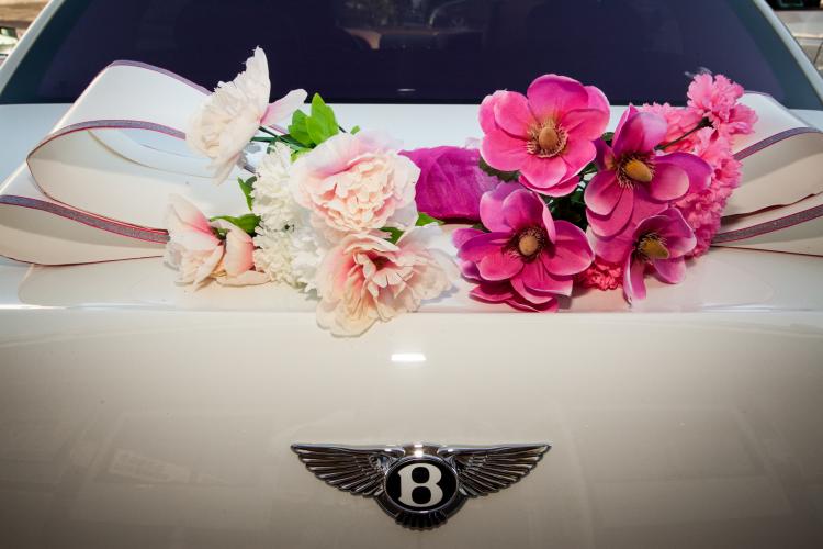 decoration-voiture-mariage-Bentley-pivoines-anémones décoration voiture mariage