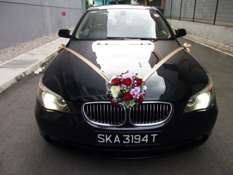 decoration-voiture-mariage-Bmw-capot-bouquet-ruban-or-roses2