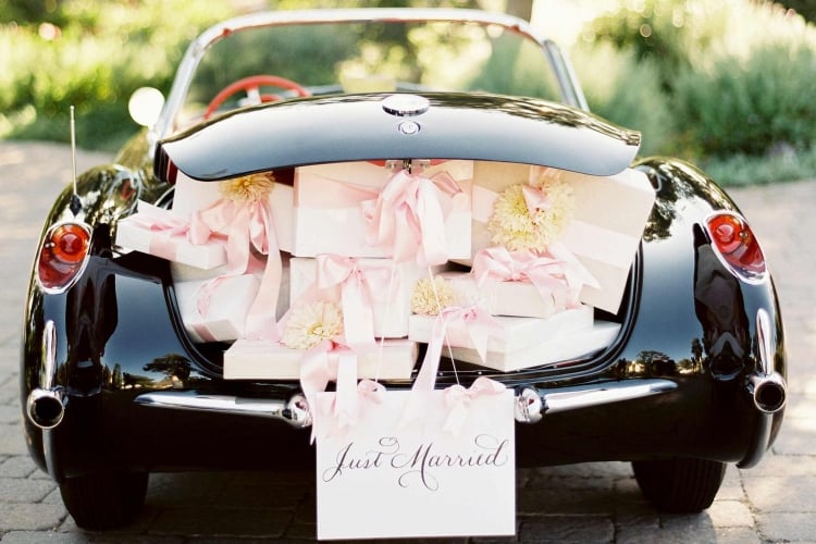 decoration-voiture-mariage-Just-Married-coffre-boîtes-cadeaux-rubans