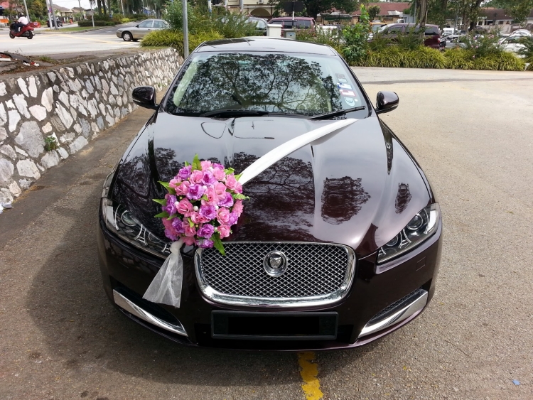 decoration-voiture-mariage-Jaguar-bouquet-freesia-ruban-blanc