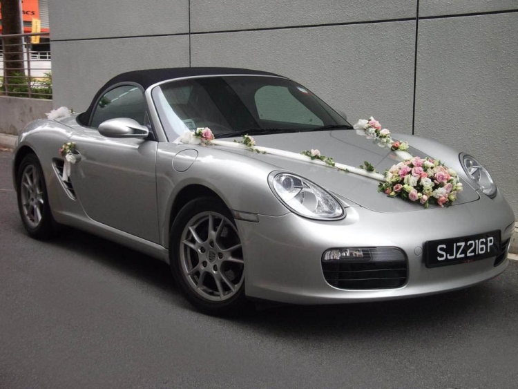 decoration-voiture-mariage-Porsche-bouquet-roses-blanc-rose-rubans