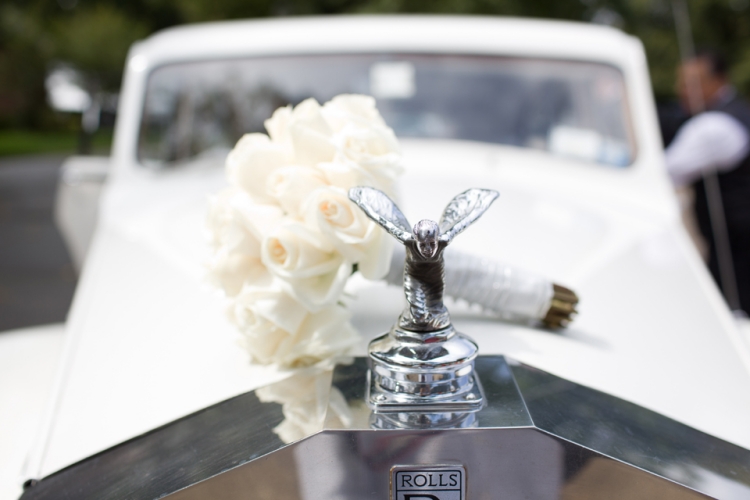 decoration-voiture-mariage-Rolls-Royce-bouquet-roses-blanches4