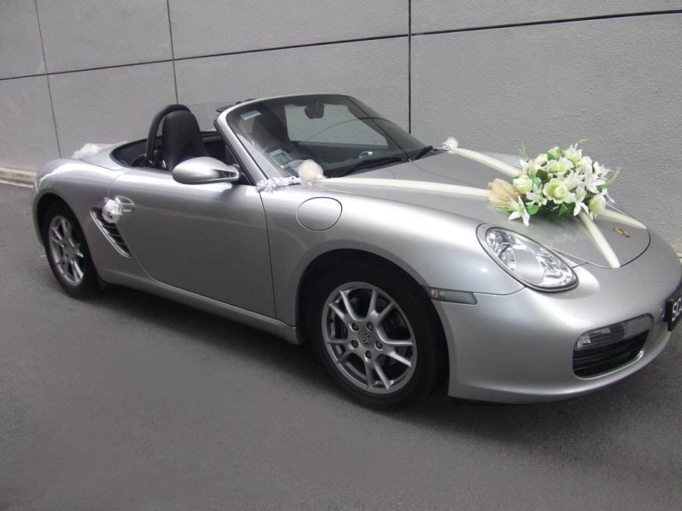 decoration-voiture-mariage-bouquet-capot-lis-blancs-rubans décoration voiture mariage