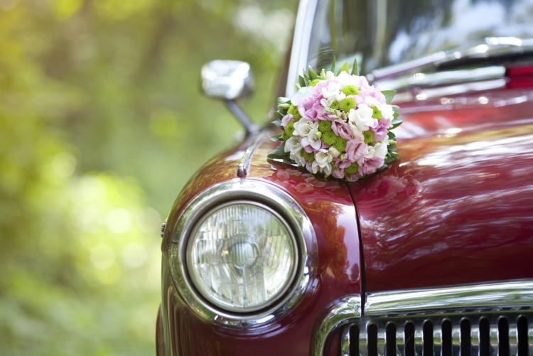decoration-voiture-mariage-bouquet-fleurs-pintanières-blanc-rose-vert-freesia