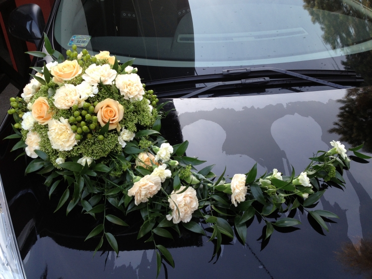 decoration-voiture-mariage-bouquet-roses-crème-oeuillets-branchettes