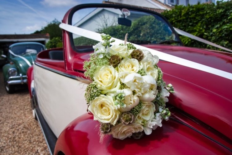 decoration-voiture-mariage-bouquet-roses-pivoines-blanches-gypsophile