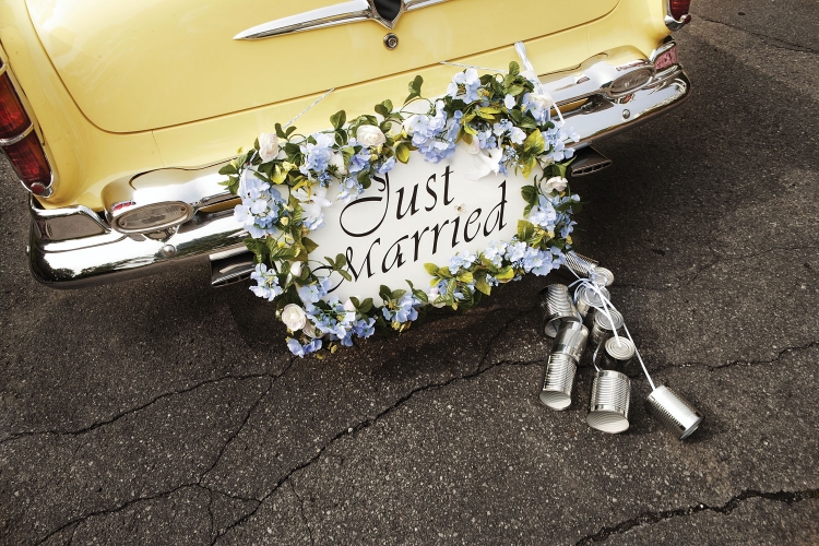 decoration-voiture-mariage-lettrage-JustMarried-couronne-fleurs