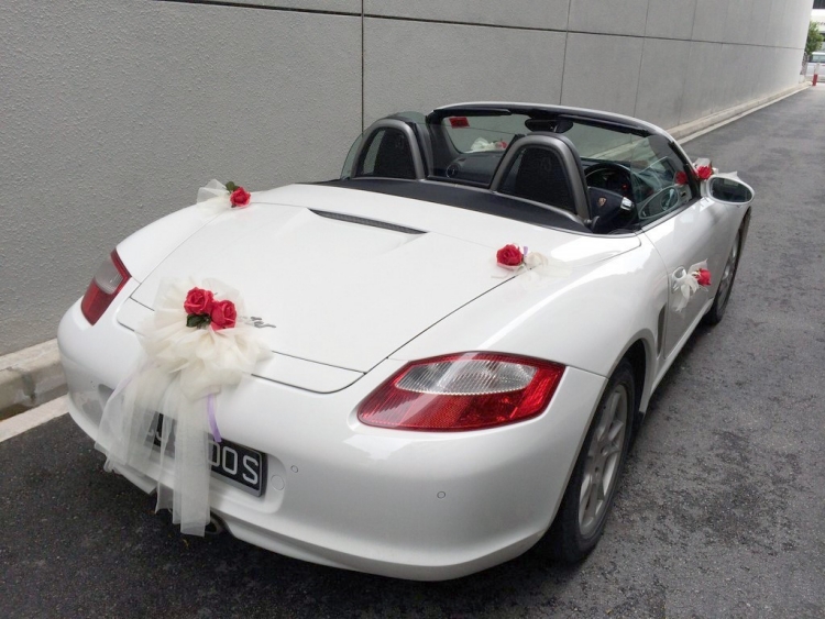decoration-voiture-mariage-ruban-blanc-délicat-roses-rouges-poignées2