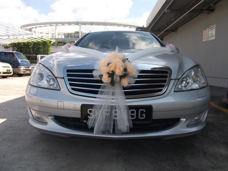 decoration-voiture-mariage-ruban-organza-bouquet-roses décoration voiture mariage