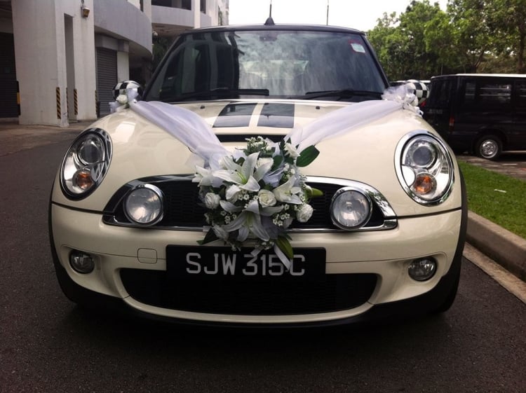 decoration-voiture-mariage-rubans-blancs-bouquet-roses-lis-blanc décoration voiture mariage