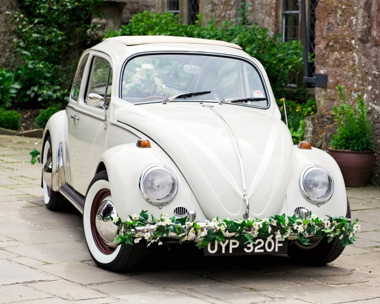 decoration-voiture-mariage-rétro-blanche-guirlande-branchettes-fleurs