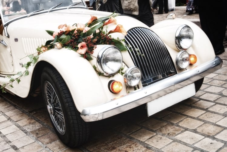 decoration-voiture-mariage-rétro-bouquet-calles-peintes-branchette-baies-lierres