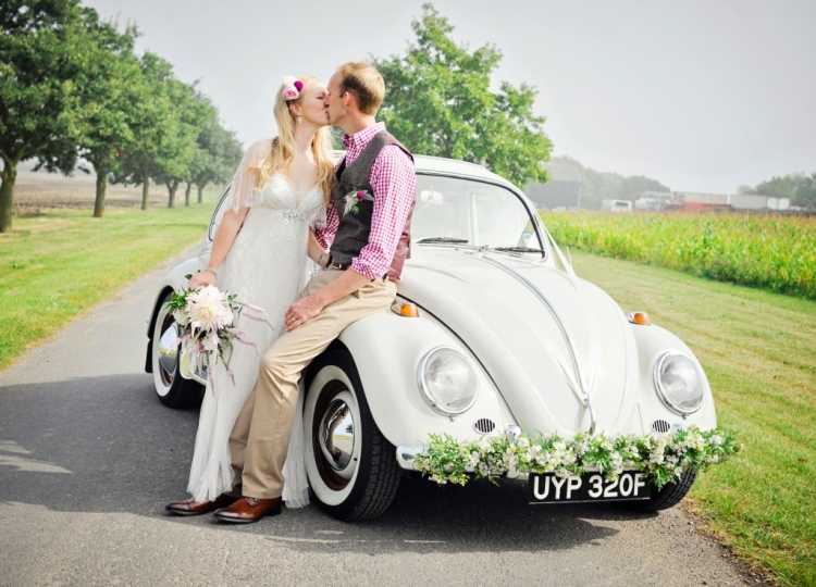 decoration-voiture-mariage-rétro-guirlande-branhettes-fleurs-blanches2