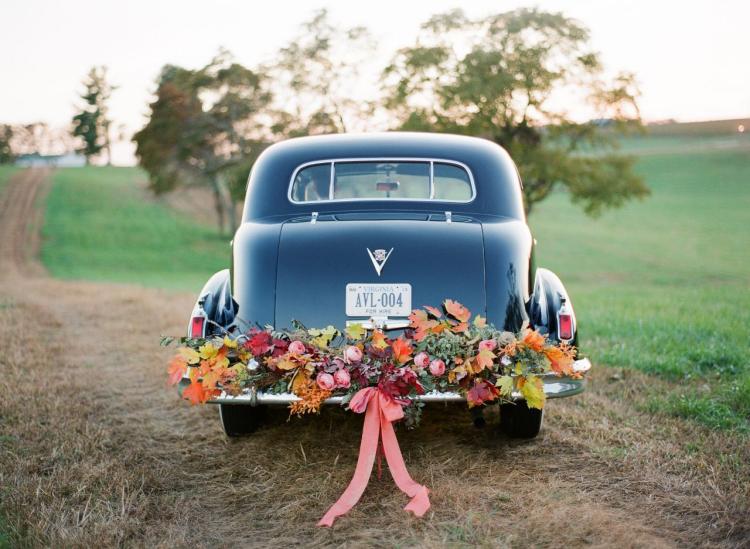 decoration-voiture-mariage-rétro-guirlande-feuilles-automnales-ruban