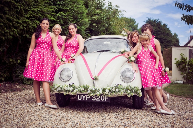 decoration-voiture-mariage-rétro-ruban-rose-robes-demoiselles-honneur