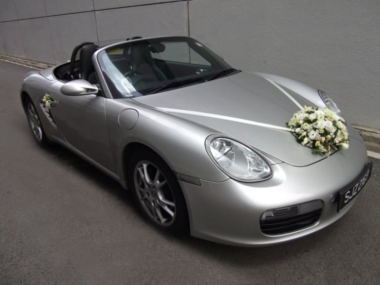 decoration-voiture-mariagee-Porsche-bouquet-roses-blanches-anémones