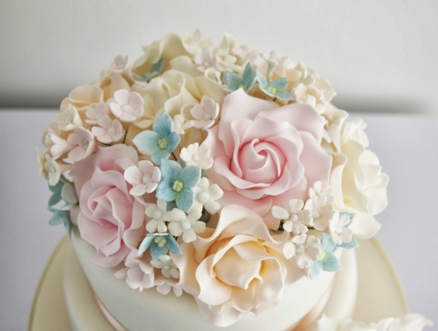 dessus-gâteau-mariage-décoré-fleurs-sucrées-rose-bleu-pastel