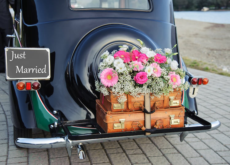 décoration-voiture-mariage-composition-fleurs-fraîches-roses-gerberas-gypsophiles-valises-cuir-vintage