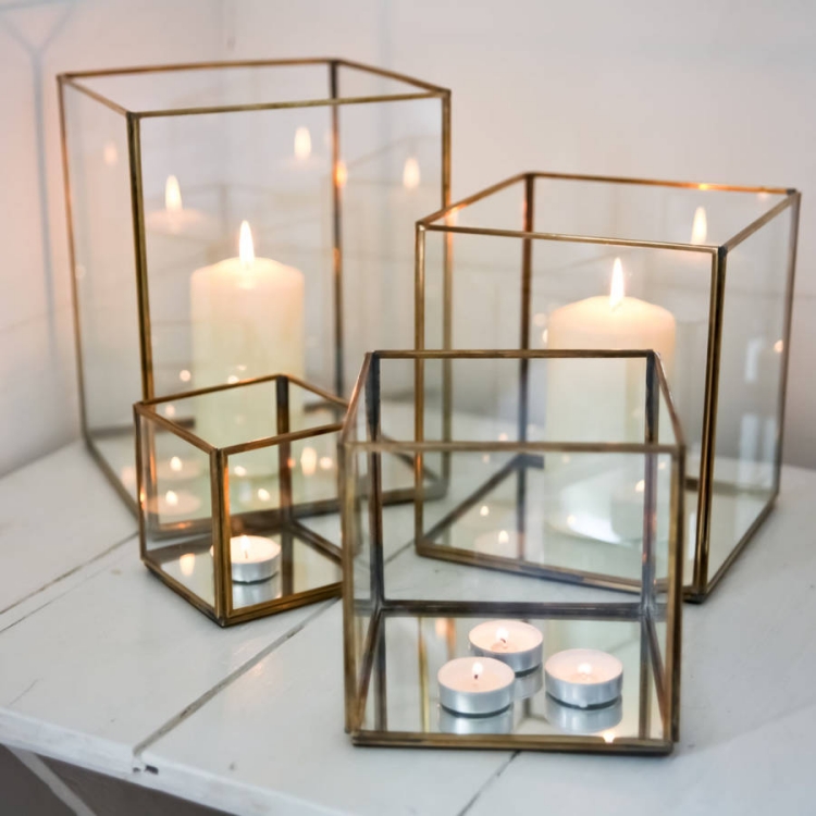 différentes-tailles-lanternes-cubes-verre-cadre-métallique