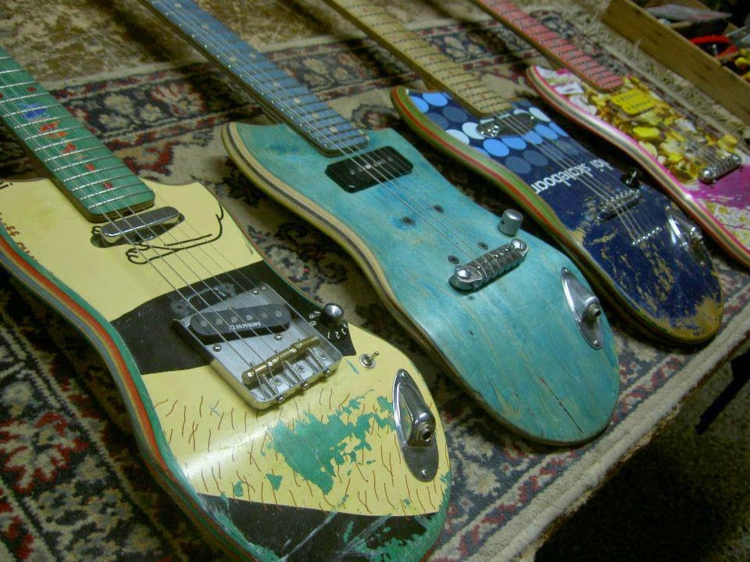 diy-déco-vieux-objets-planche-skateboard-guitares