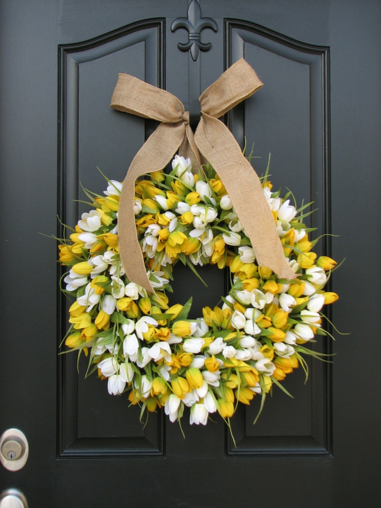 déco-maison originale couronne porte entrée tulipes blanches jaunes