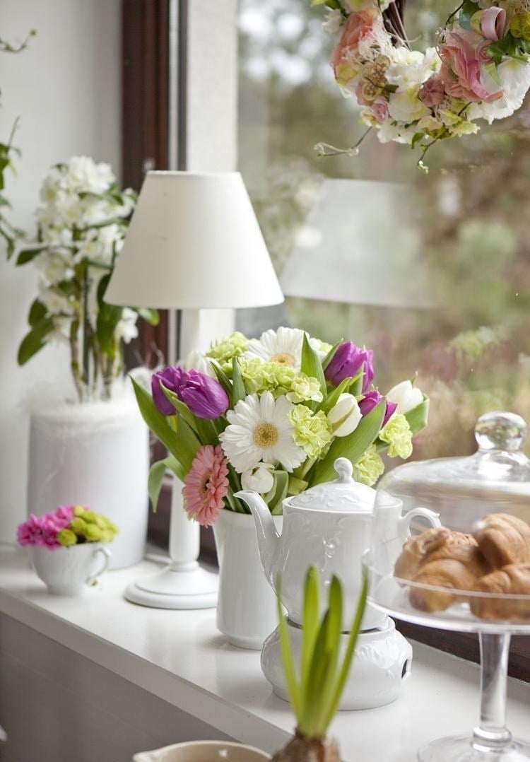 déco-maison-printanière-bouquet-fleurs-tulipes-marguerites-couronne