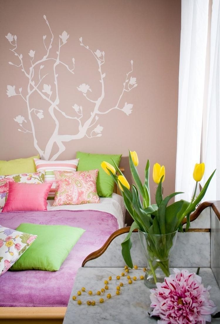 déco-maison-printanière-coussins-multicolores-tulipes-jaunes