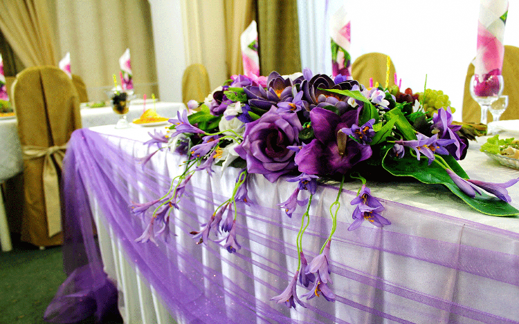 déco-mariage-accents-violets-nappe-fleurs