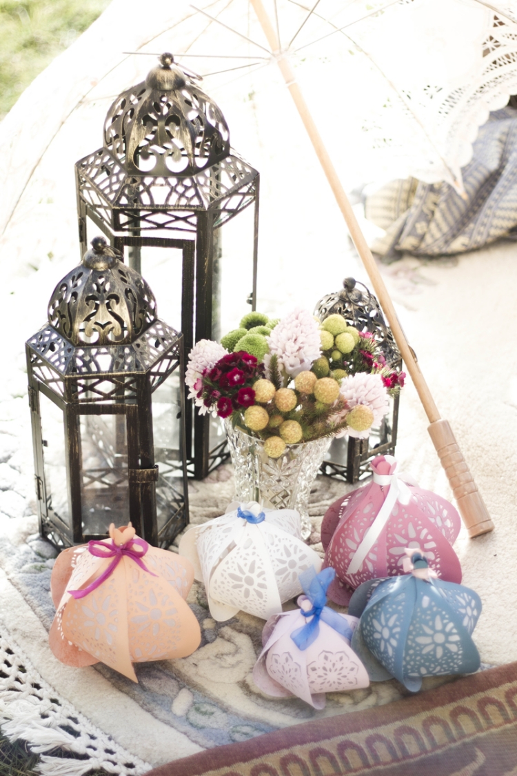 déco-mariage-lanternes-extérieures-vintage-fleurs-bourses-papier