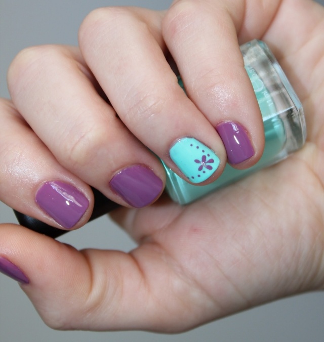 déco-ongles-idee-estivale-couleur-violette-motif-floral
