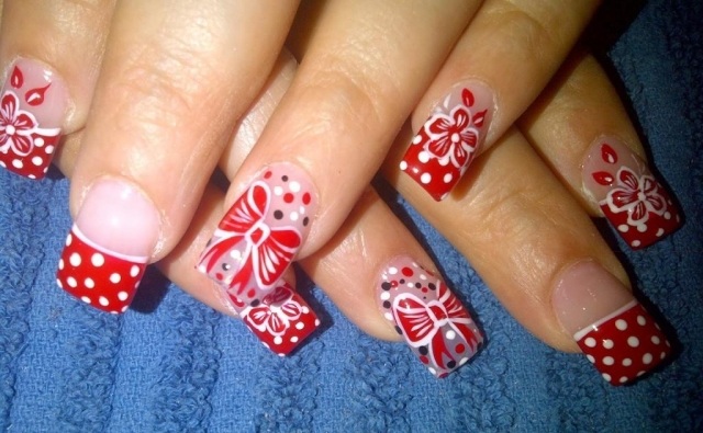 déco-ongles-idee-estivale-rubans-rouge-French-manucure