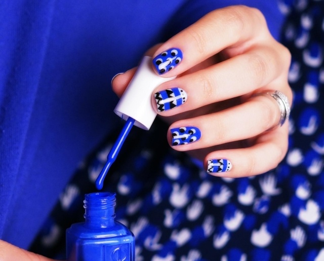 déco ongles idees-ete-bleu-pois-triangles